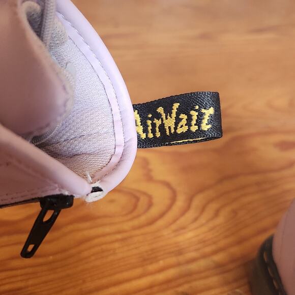 DOC MARTENS KIDS LEATHER BOOTS LITTLE GIRL 9 LAVENDER PURPLE LACE UP ADORABLE - Picture 6 of 9